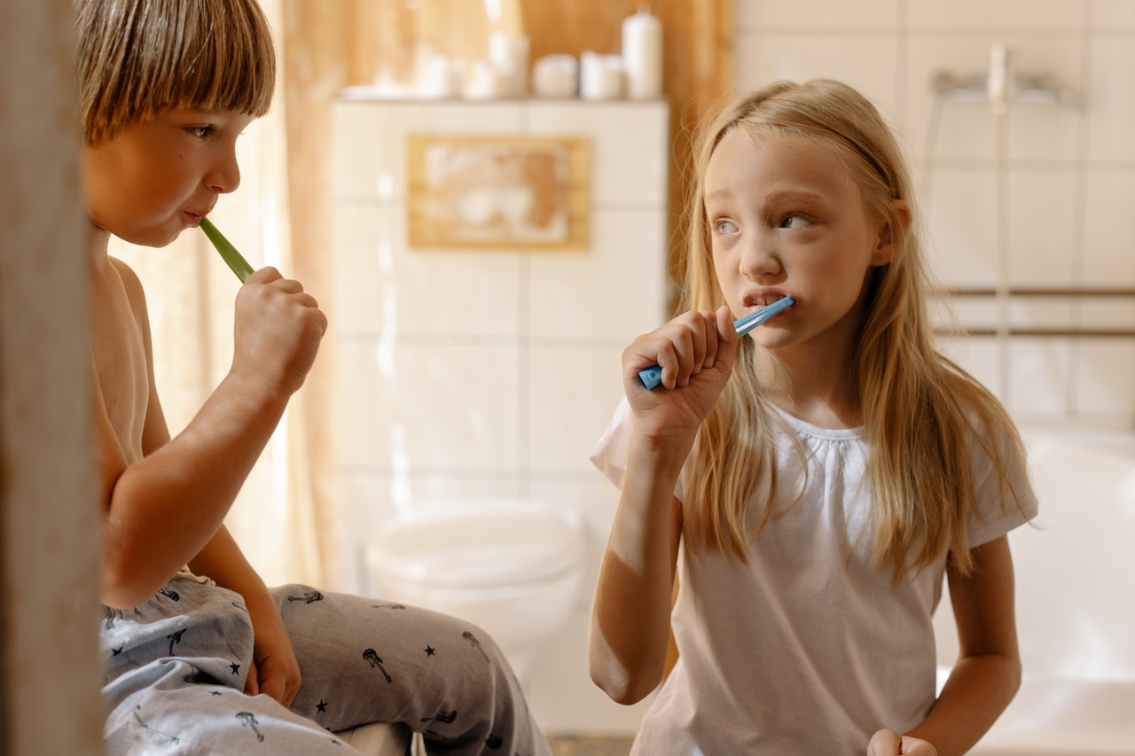 Kids brushing their teeth