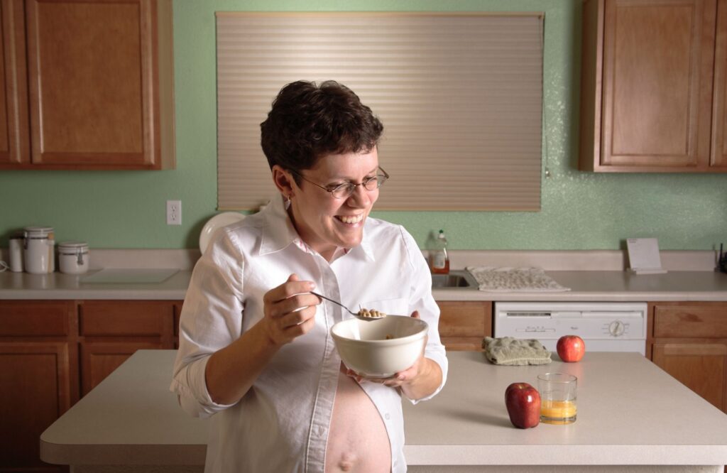 Pregnant lady eating a healthy breakfast
